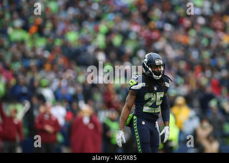 Washington, USA. 5Th Nov, 2017. Seattle Seahawks Richard évoluait Sherman (25) promenades vers l'écart au cours d'un jeu entre les Redskins de Washington et les Seattle Seahawks au champ CenturyLink à Seattle, WA, le 5 novembre 2017. Les Redskins a battu les Seahawks 17-14. Credit : Cal Sport Media/Alamy Live News Banque D'Images