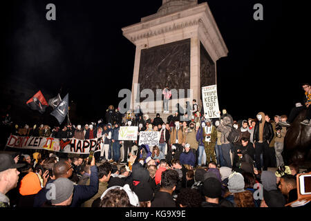 Londres, Royaume-Uni. 5 Nov 2017. Millions Mars masque anonyme manifestation organisée par des militants d'inspiration. Recueillir des manifestants masqués à l'extérieur de la Colonne Nelson à Trafalgar Square. Credit : ZEN - Zaneta Razaite/Alamy Live News Banque D'Images