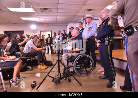 Texas, États-Unis. 5 novembre 2017. Le gouverneur du Texas GREG ABBOTT parle aux médias dimanche soir pour les personnes tuées dans les tueries de Sutherland Springs. 5 novembre 2017. Il y avait 26 membres de la première église baptiste de Sutherland Springs Slain, crédit : Robin Jerstad/ZUMA Wire/Alamy Live News Banque D'Images