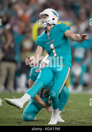 Miami Gardens, Florida, USA. 5Th Nov, 2017. Miami Dolphins kicker Cody Parkey (1) au Hard Rock Stadium de Miami Gardens, en Floride le 5 novembre 2017. Credit : Allen Eyestone/Le Palm Beach Post/ZUMA/Alamy Fil Live News Banque D'Images