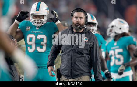 Miami Gardens, Florida, USA. 5Th Nov, 2017. Coordonnateur de la défensive des Dolphins de Miami Matt Burke au Hard Rock Stadium de Miami Gardens, en Floride le 5 novembre 2017. Credit : Allen Eyestone/Le Palm Beach Post/ZUMA/Alamy Fil Live News Banque D'Images