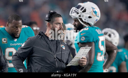 Miami Gardens, Florida, USA. 5Th Nov, 2017. Coordonnateur de la défensive des Dolphins de Miami Matt Burke au Hard Rock Stadium de Miami Gardens, en Floride le 5 novembre 2017. Credit : Allen Eyestone/Le Palm Beach Post/ZUMA/Alamy Fil Live News Banque D'Images