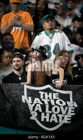 Miami Gardens, Florida, USA. 5Th Nov, 2017. Un ventilateur d'Oakland Raiders au Hard Rock Stadium de Miami Gardens, en Floride le 5 novembre 2017. Credit : Allen Eyestone/Le Palm Beach Post/ZUMA/Alamy Fil Live News Banque D'Images