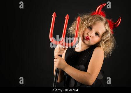 Jolie jeune fille en costume de diables Banque D'Images