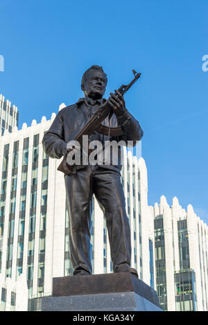 Moscou, Russie - 2 novembre. 2017. Monument à M. Kalachnikov, concepteur de l'AK-47 sur la voie Oryzheyny. Banque D'Images