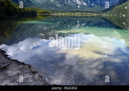 Reflets de ciel et montagnes dans le lac de Bohinj, parc national du Triglav, en Slovénie Banque D'Images