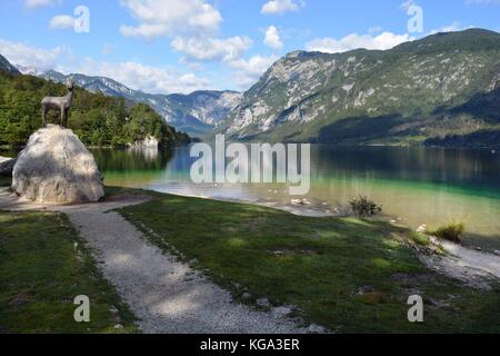 Zlatorog ou corne d'statue gardant les montagnes situées au-dessus du lac Bohinj, Slovénie Banque D'Images