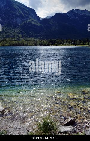 Ondulations sur le lac de Bohinj dans Parc national du Triglav Banque D'Images