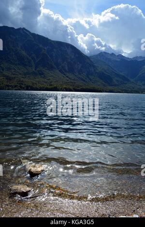 Ondulations sur le lac de Bohinj dans Parc national du Triglav Banque D'Images