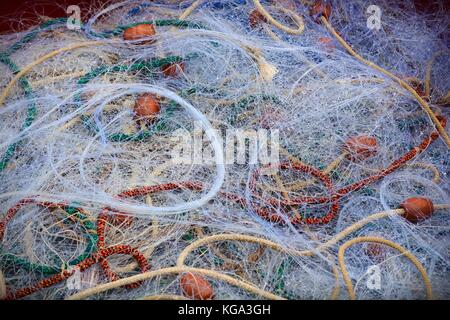 Les filets de pêche et des cordages enroulé dans le port de Piran, Slovénie Banque D'Images