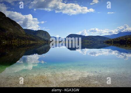 Sky reflète dans le lac de Bohinj dans Parc national du Triglav en Slovénie Banque D'Images