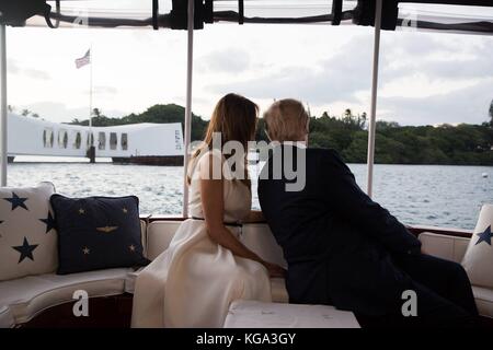 U. Le président Donald Trump et la première dame Melania Trump ensemble pour le lancement du USS Arizona Memorial à Pearl Harbor le 3 novembre 2017 à Honolulu, Hawaï. Banque D'Images