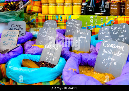 Stand avec plusieurs sacs d'épices aromatisées avec étiquettes de prix. Banque D'Images