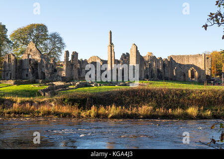 Voir l'automne de Finchale Priory, vu de l'autre côté de la rivière Wear, Durham Co., England, UK Banque D'Images