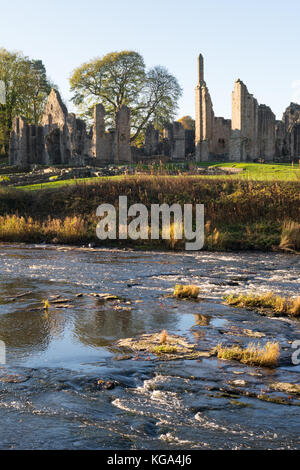 Voir l'automne de Finchale Priory, vu de l'autre côté de la rivière Wear, Durham Co., England, UK Banque D'Images