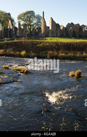 Voir l'automne de Finchale Priory, vu de l'autre côté de la rivière Wear, Durham Co., England, UK Banque D'Images