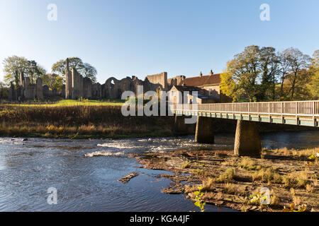 Voir l'automne de Finchale Priory, vu de l'autre côté de la rivière Wear, Durham Co., England, UK Banque D'Images