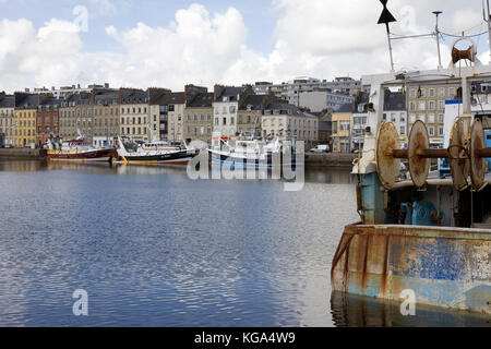 Les bateaux de pêche dans le Bassin du Commerce, Cherbourg, Normandie, France : Quai Alexandre III derrière Banque D'Images