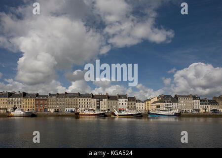 Les bateaux de pêche dans le Bassin du Commerce, Cherbourg, Normandie, France : Quai Alexandre III derrière Banque D'Images