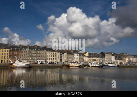 Les bateaux de pêche dans le Bassin du Commerce, Cherbourg, Normandie, France : Quai Alexandre III derrière Banque D'Images