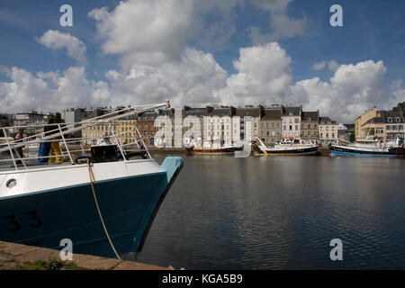 Les bateaux de pêche dans le Bassin du Commerce, Cherbourg, Normandie, France : Quai Alexandre III derrière Banque D'Images