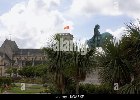 Statue équestre de Napoléon, place Napoléon, avec l'église de la Sainte Trinité derrière, Cherbourg, Normandie, France Banque D'Images