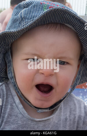 Bébé âgé de huit mois tirant une Drôle de tronche. Parution du modèle Banque D'Images