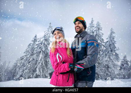 Beautiful smiling couple en hiver vacances sur la montagne Banque D'Images