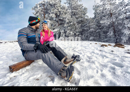 L'amour -couple d'hiver Vacances d'hiver sur l'ensemble sur la montagne de neige Banque D'Images