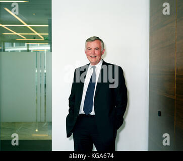 Sir Derek Wanless, Chef du Groupe consultatif scientifique sur la longévité et juridique général, photographié à leurs bureaux dans la ville de Londres. Photo de Michae Banque D'Images