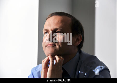 Ministre d'État pour les pensions, Steve Webb MP, photographié dans son bureau au Département du travail et des pensions, à Westminster. Photo de Michael Wal Banque D'Images