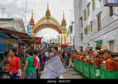 La vente de denrées alimentaires à la Pagode Kyaiktiyo (Rocher d'Or), lieu de pèlerinage, le Myanmar (Birmanie), en Asie du sud-est Banque D'Images