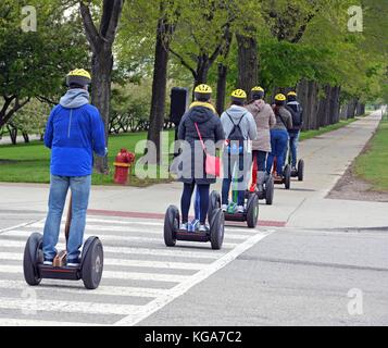 Groupe de personnes à cheval du segway Banque D'Images