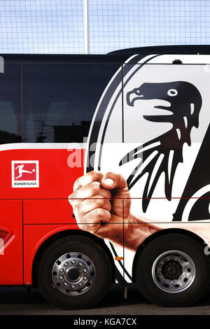 Mainz, Allemagne - 25 octobre 2017 : les armoiries du club de football SC Freiburg sur le bus de l'équipe lors d'un match de la ligue régionale le 25 octobre 2 Banque D'Images