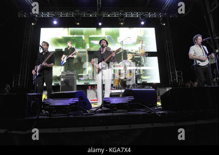 Miami BEACH, FL - JANVIER 02: The Honey Brothers (avec Adrian Grenier, Ari Gold, Ethan Gold, Andrew Vladeck et Daniel Posner) Préforme au Concert Orange Drive sur le sable de South Beach organisé par le comédian Adam Carolla. Adrian Grenier (né le 10 juillet 1976) est un acteur, musicien et réalisateur américain. Il est plus connu pour son rôle de chef de file dans la série originale d'HBO, Entourage, comme Vincent Chase a joué des tambours pour son groupe Les frères de miel. . le 2 janvier 2011 à Miami Beach, Floride Personnes: Adrian Grenier Réf. De la transmission: FLXX crédit: Hoo-Me.com/MediaPunch Banque D'Images