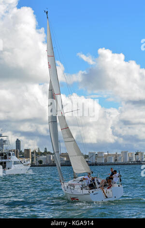 Yacht à voile à la foudre sur le port de Waitemata' Banque D'Images