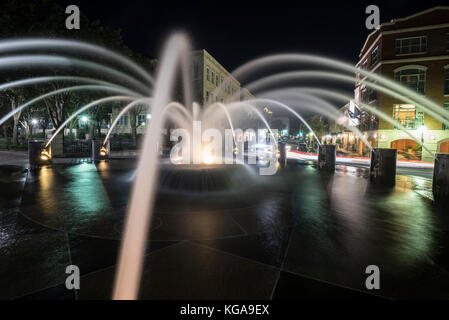 La fontaine de Waterfront Park de Charleston, Sc dans la nuit. Banque D'Images