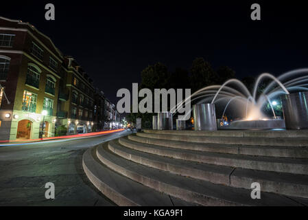 La fontaine de Waterfront Park de Charleston, Sc dans la nuit. Banque D'Images