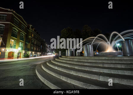 La fontaine de Waterfront Park de Charleston, Sc dans la nuit. Banque D'Images