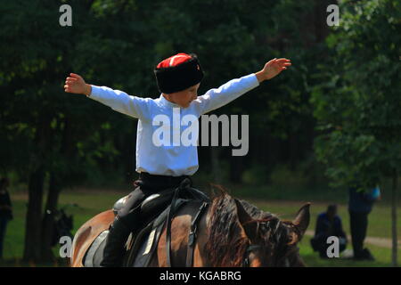 Voir les courses de chevaux. Performance des Cosaques à la périphérie de la ville Banque D'Images