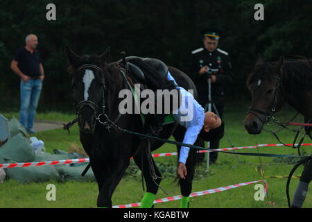 Voir les courses de chevaux. Performance des Cosaques à la périphérie de la ville Banque D'Images