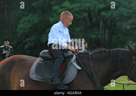 Voir les courses de chevaux. Performance des Cosaques à la périphérie de la ville Banque D'Images