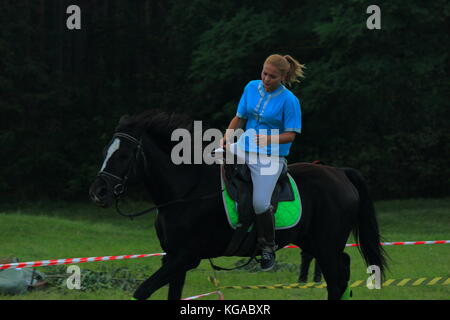 Voir les courses de chevaux. Performance des Cosaques à la périphérie de la ville Banque D'Images