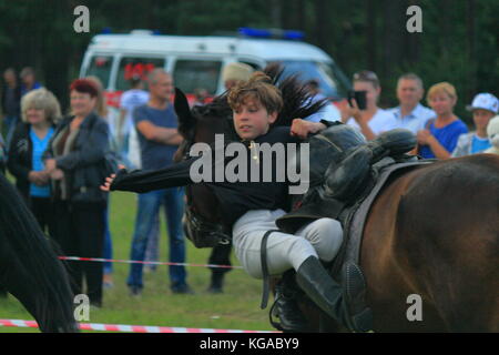 Voir les courses de chevaux. Performance des Cosaques à la périphérie de la ville Banque D'Images