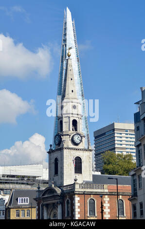 L'église Saint Georges Martyr, Borough High Street, London, UK, avec le fragment derrière. Banque D'Images