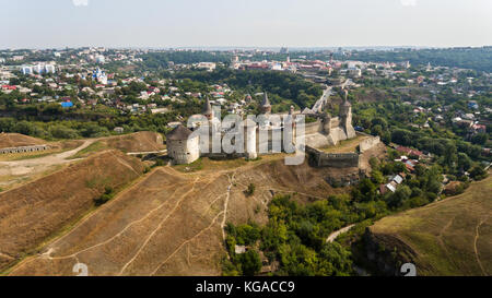 Vue aérienne de Kamianets-Podilskyi château en Ukraine. La forteresse situé entre la nature pittoresque dans la ville historique de Kiev, U Banque D'Images