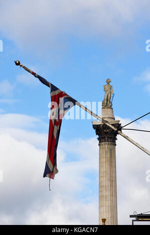 Le drapeau de l'Union Jack a rattrapé autour du poteau du drapeau avec la colonne de Nelson, Trafalgar Square, Whitehall, Londres, Royaume-Uni Banque D'Images