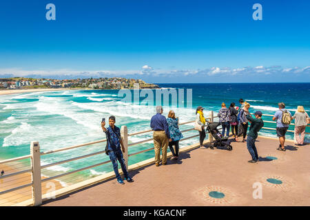 Les touristes d'admirer la célèbre plage de Bondi depuis le belvédère à l'extrémité sud sur une magnifique journée ensoleillée. Sydney, New South Wales, Australia Banque D'Images