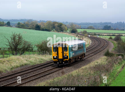 Classe Arriva Trains Wales 153 Coeur de galles Line train à Wistanstow, Shropshire, England, UK Banque D'Images