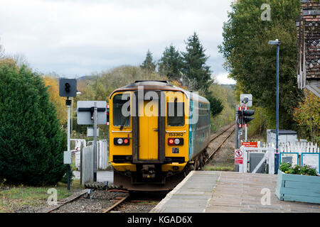 Train Arriva Trains Wales 153 sur le coeur de quitter la ligne de galles, Bucknell Shropshire, England, UK Banque D'Images